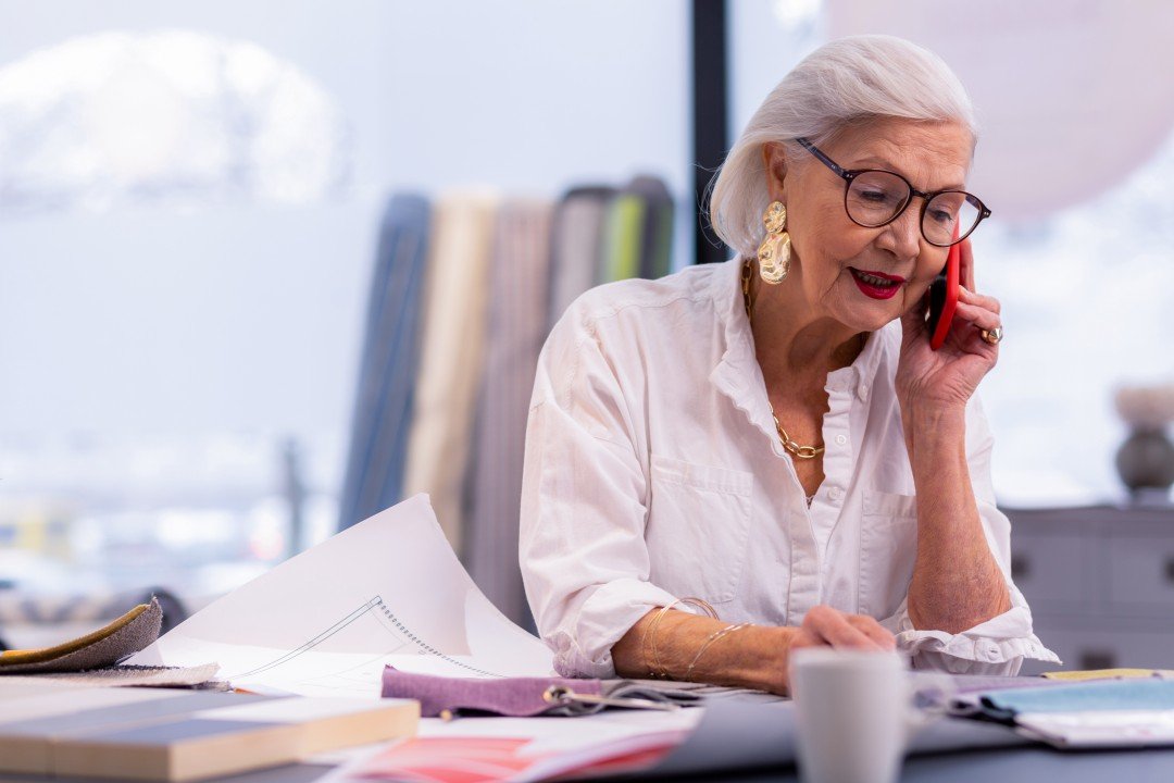 secretaresse aan het werk voor Veluwe65plus uitzendbureau